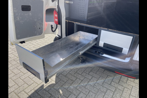 Volkswagen Transporter 2.0 TDI 102pk euro 6 / L1H1 Comfortline / bpm vrij / vaste prijs rijklaar € 12.950 ex btw / lease vanaf € 218 / Bott ingerichte laadruimte / imperial / trekhaak / bijrijdersbank !