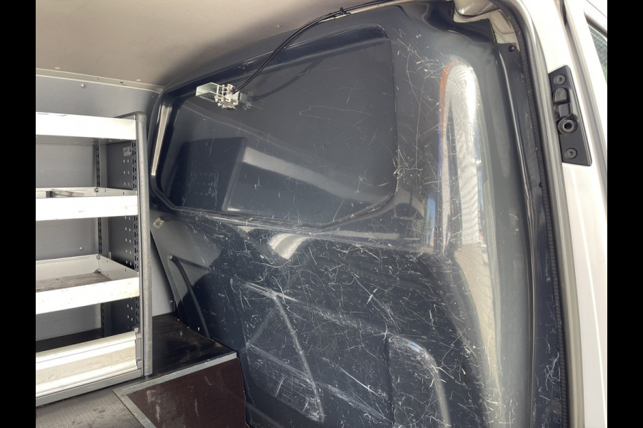 Volkswagen Transporter 2.0 TDI 102pk euro 6 / L1H1 Comfortline / bpm vrij / vaste prijs rijklaar € 12.950 ex btw / lease vanaf € 218 / Bott ingerichte laadruimte / imperial / trekhaak / bijrijdersbank !