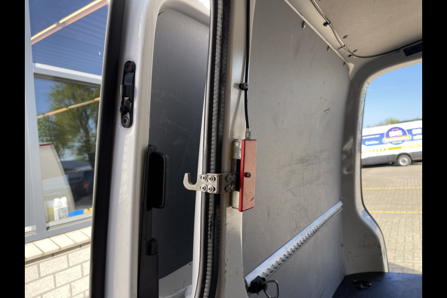 Volkswagen Transporter 2.0 TDI 102pk euro 6 / L1H1 Comfortline / bpm vrij / vaste prijs rijklaar € 12.950 ex btw / lease vanaf € 218 / Bott ingerichte laadruimte / imperial / trekhaak / bijrijdersbank !