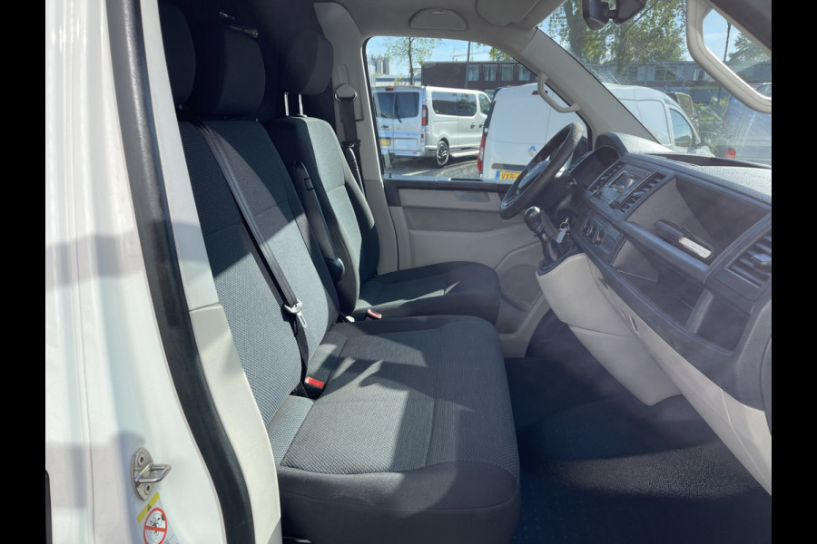 Volkswagen Transporter 2.0 TDI 102pk euro 6 / L1H1 Comfortline / bpm vrij / vaste prijs rijklaar € 12.950 ex btw / lease vanaf € 218 / Bott ingerichte laadruimte / imperial / trekhaak / bijrijdersbank !