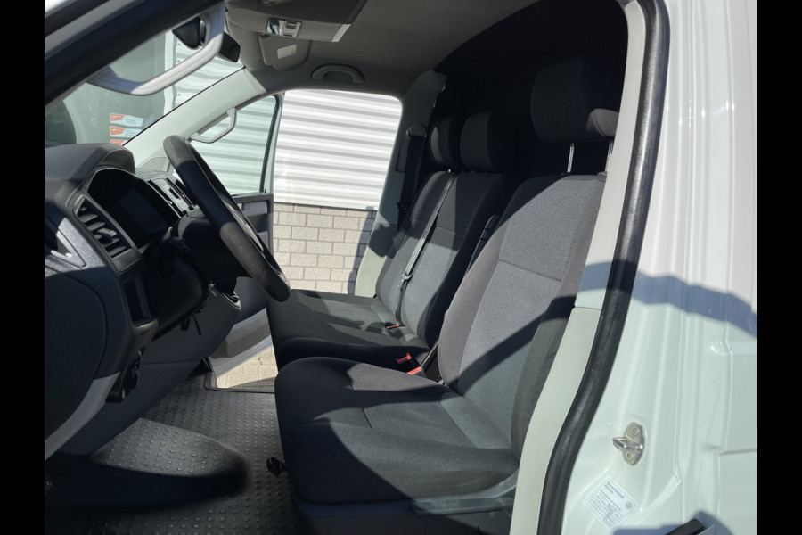 Volkswagen Transporter 2.0 TDI 102pk euro 6 / L1H1 Comfortline / bpm vrij / vaste prijs rijklaar € 12.950 ex btw / lease vanaf € 218 / Bott ingerichte laadruimte / imperial / trekhaak / bijrijdersbank !