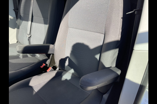 Volkswagen Transporter 2.0 TDI 102pk euro 6 / L1H1 Comfortline / bpm vrij / vaste prijs rijklaar € 12.950 ex btw / lease vanaf € 218 / Bott ingerichte laadruimte / imperial / trekhaak / bijrijdersbank !
