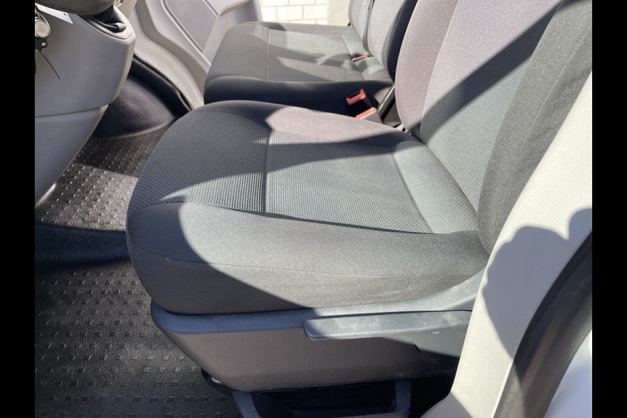 Volkswagen Transporter 2.0 TDI 102pk euro 6 / L1H1 Comfortline / bpm vrij / vaste prijs rijklaar € 12.950 ex btw / lease vanaf € 218 / Bott ingerichte laadruimte / imperial / trekhaak / bijrijdersbank !