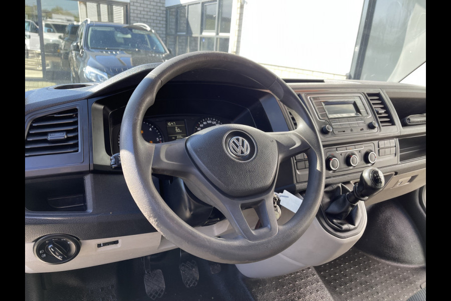 Volkswagen Transporter 2.0 TDI 102pk euro 6 / L1H1 Comfortline / bpm vrij / vaste prijs rijklaar € 12.950 ex btw / lease vanaf € 218 / Bott ingerichte laadruimte / imperial / trekhaak / bijrijdersbank !
