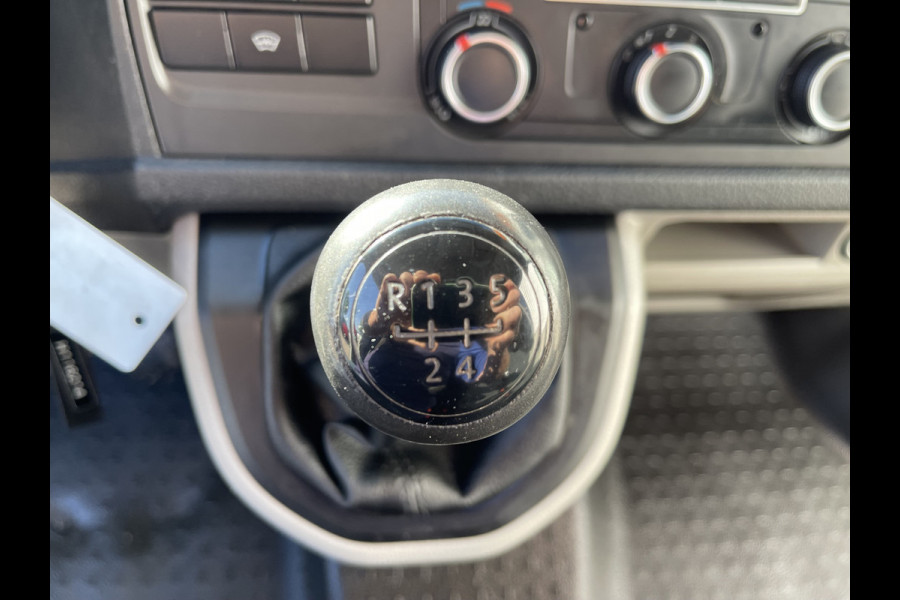 Volkswagen Transporter 2.0 TDI 102pk euro 6 / L1H1 Comfortline / bpm vrij / vaste prijs rijklaar € 12.950 ex btw / lease vanaf € 218 / Bott ingerichte laadruimte / imperial / trekhaak / bijrijdersbank !
