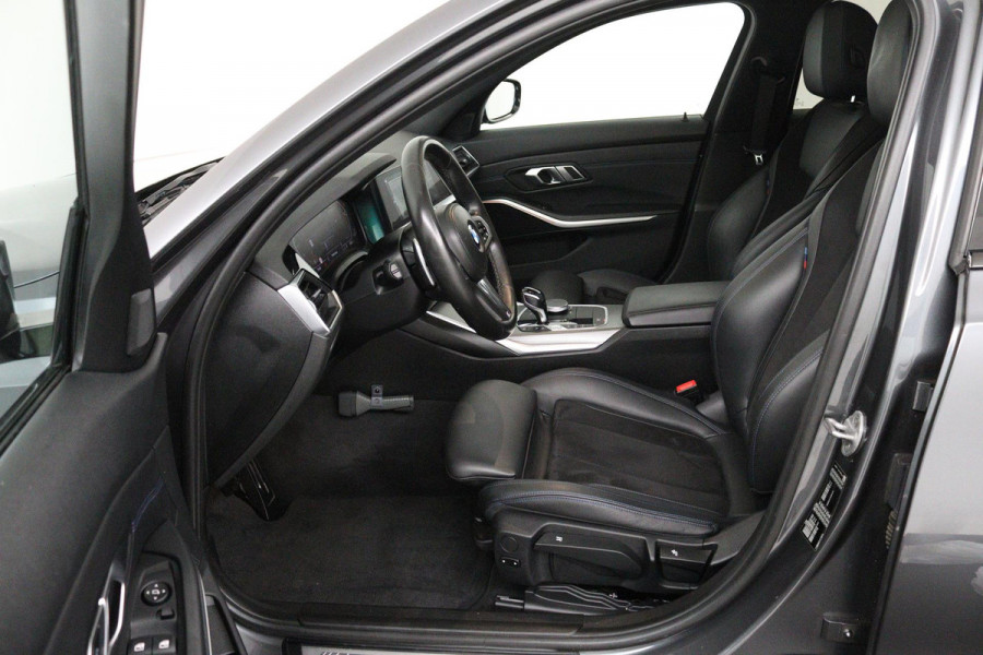BMW 3 Serie 318i Business Edition (PANORAMADAK, PARKEERSENSOREN, STOELVERWARMING, NAVIGATIE, CAMERA, DEALER ONDERHOUDEN)