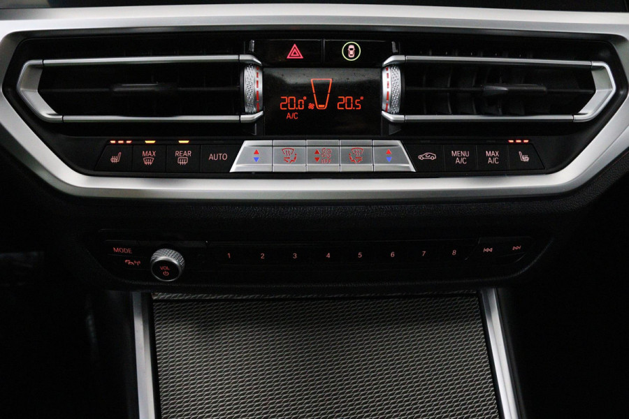 BMW 3 Serie 318i Business Edition (PANORAMADAK, PARKEERSENSOREN, STOELVERWARMING, NAVIGATIE, CAMERA, DEALER ONDERHOUDEN)