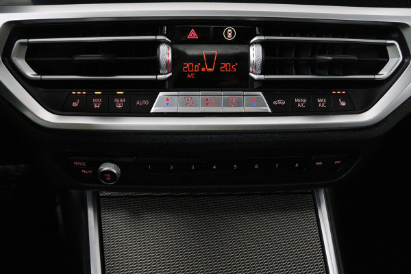BMW 3 Serie 318i Business Edition (PANORAMADAK, PARKEERSENSOREN, STOELVERWARMING, NAVIGATIE, CAMERA, DEALER ONDERHOUDEN)