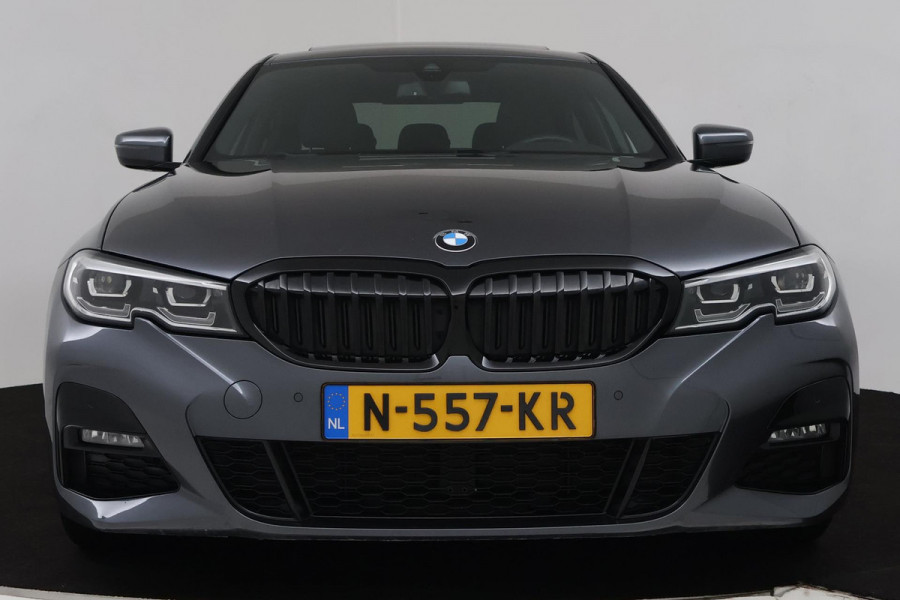 BMW 3 Serie 318i Business Edition (PANORAMADAK, PARKEERSENSOREN, STOELVERWARMING, NAVIGATIE, CAMERA, DEALER ONDERHOUDEN)