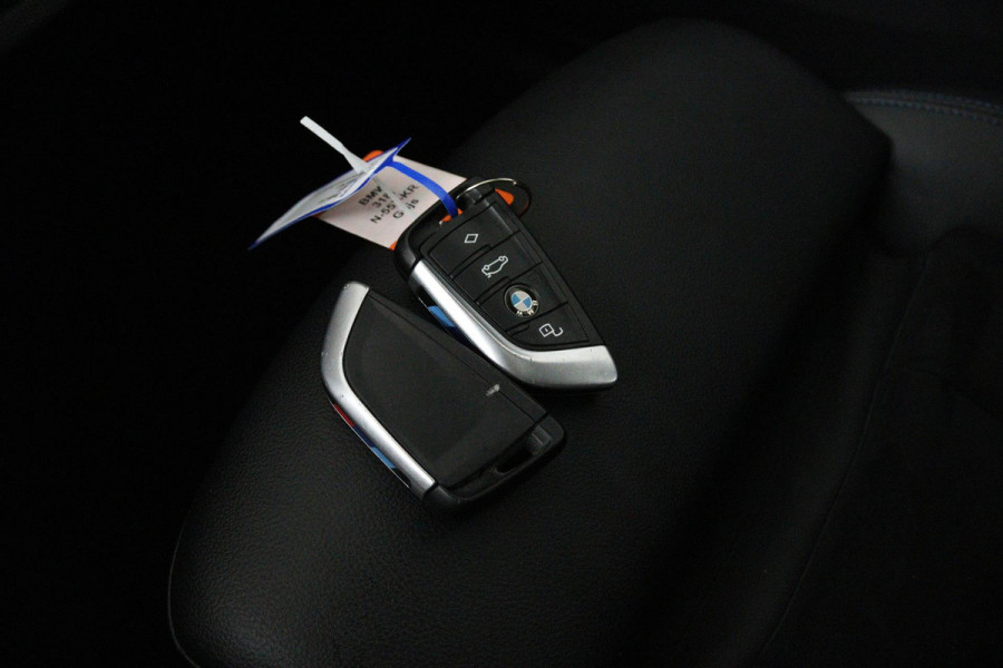 BMW 3 Serie 318i Business Edition (PANORAMADAK, PARKEERSENSOREN, STOELVERWARMING, NAVIGATIE, CAMERA, DEALER ONDERHOUDEN)