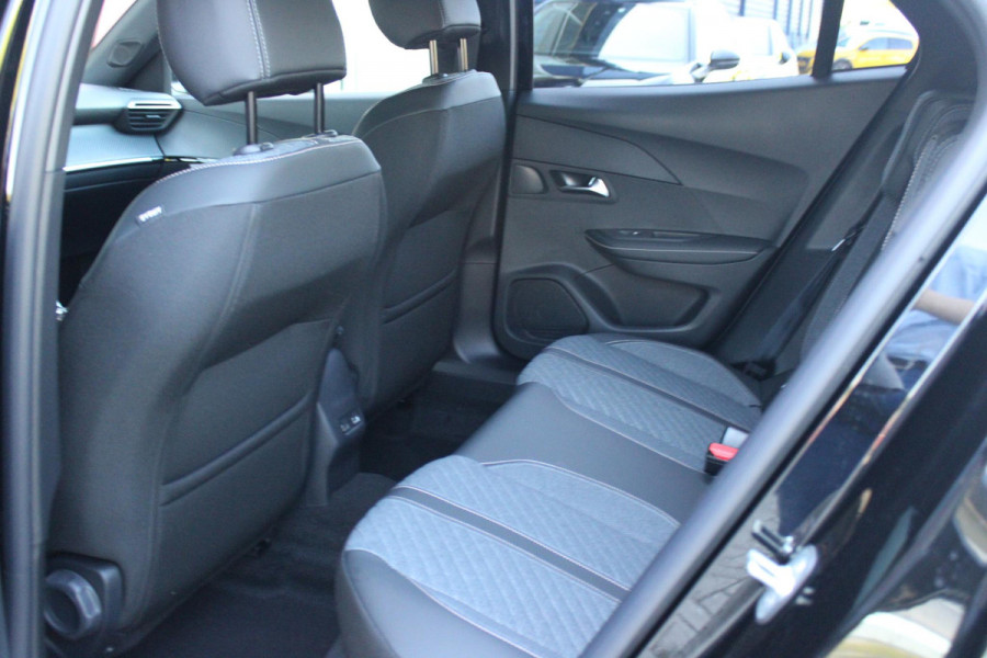 Peugeot 2008 1.2 Hybrid 136PK AUTOMAAT ALLURE | NIEUWE AUTO! | KEYLESS ENTRY/START | PARKEERSENSOREN VOOR + ACHTER | 17" LICHTMETALEN VELGEN | ADAPTIVE CRUISE CONTROL | CLIMATE CONTROL | STOEL VERWARMING | DRAADLOZE APPLE CARPLAY/ANDROID AUTO | DAB+ RADIO |