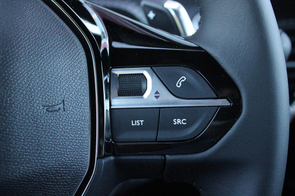Peugeot 2008 1.2 Hybrid 136PK AUTOMAAT ALLURE | NIEUWE AUTO! | KEYLESS ENTRY/START | PARKEERSENSOREN VOOR + ACHTER | 17" LICHTMETALEN VELGEN | ADAPTIVE CRUISE CONTROL | CLIMATE CONTROL | STOEL VERWARMING | DRAADLOZE APPLE CARPLAY/ANDROID AUTO | DAB+ RADIO |