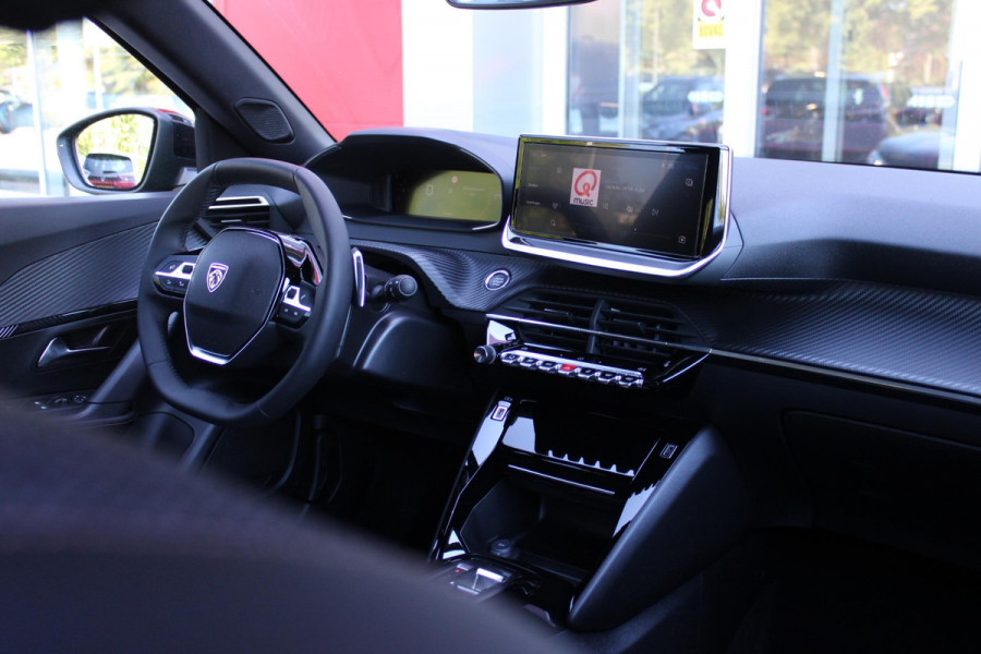 Peugeot 2008 1.2 Hybrid 136PK AUTOMAAT ALLURE | NIEUWE AUTO! | KEYLESS ENTRY/START | PARKEERSENSOREN VOOR + ACHTER | 17" LICHTMETALEN VELGEN | ADAPTIVE CRUISE CONTROL | CLIMATE CONTROL | STOEL VERWARMING | DRAADLOZE APPLE CARPLAY/ANDROID AUTO | DAB+ RADIO |