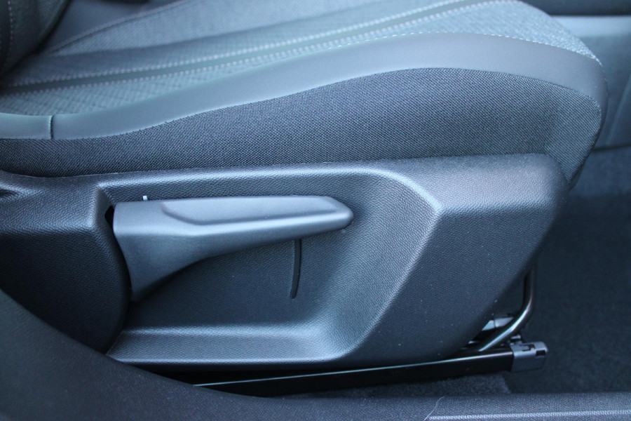 Peugeot 2008 1.2 Hybrid 136PK AUTOMAAT ALLURE | NIEUWE AUTO! | KEYLESS ENTRY/START | PARKEERSENSOREN VOOR + ACHTER | 17" LICHTMETALEN VELGEN | ADAPTIVE CRUISE CONTROL | CLIMATE CONTROL | STOEL VERWARMING | DRAADLOZE APPLE CARPLAY/ANDROID AUTO | DAB+ RADIO |