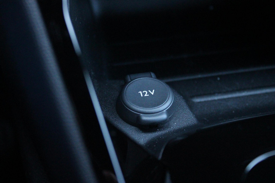 Peugeot 2008 1.2 Hybrid 136PK AUTOMAAT ALLURE | NIEUWE AUTO! | KEYLESS ENTRY/START | PARKEERSENSOREN VOOR + ACHTER | 17" LICHTMETALEN VELGEN | ADAPTIVE CRUISE CONTROL | CLIMATE CONTROL | STOEL VERWARMING | DRAADLOZE APPLE CARPLAY/ANDROID AUTO | DAB+ RADIO |
