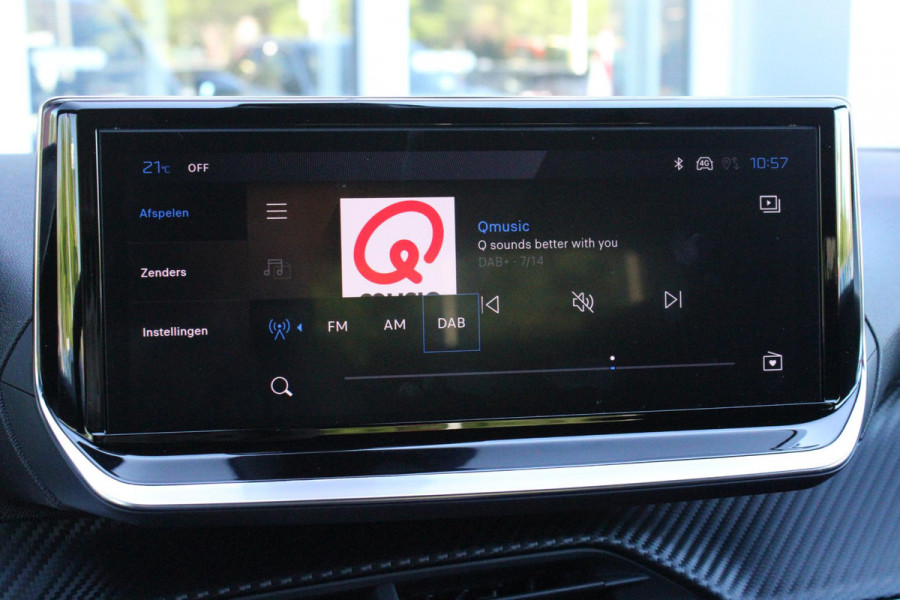 Peugeot 2008 1.2 Hybrid 136PK AUTOMAAT ALLURE | NIEUWE AUTO! | KEYLESS ENTRY/START | PARKEERSENSOREN VOOR + ACHTER | 17" LICHTMETALEN VELGEN | ADAPTIVE CRUISE CONTROL | CLIMATE CONTROL | STOEL VERWARMING | DRAADLOZE APPLE CARPLAY/ANDROID AUTO | DAB+ RADIO |
