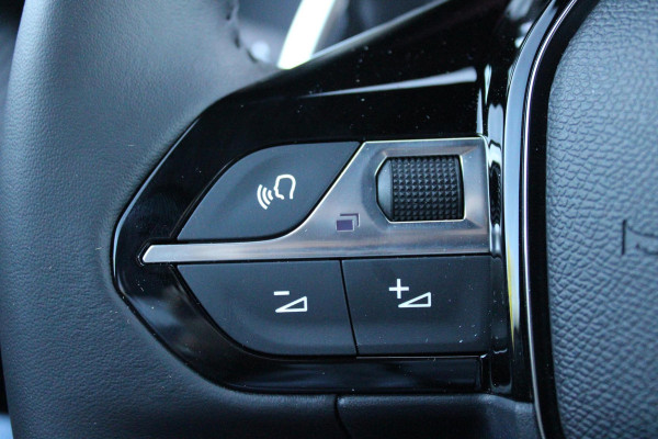 Peugeot 2008 1.2 Hybrid 136PK AUTOMAAT ALLURE | NIEUWE AUTO! | KEYLESS ENTRY/START | PARKEERSENSOREN VOOR + ACHTER | 17" LICHTMETALEN VELGEN | ADAPTIVE CRUISE CONTROL | CLIMATE CONTROL | STOEL VERWARMING | DRAADLOZE APPLE CARPLAY/ANDROID AUTO | DAB+ RADIO |