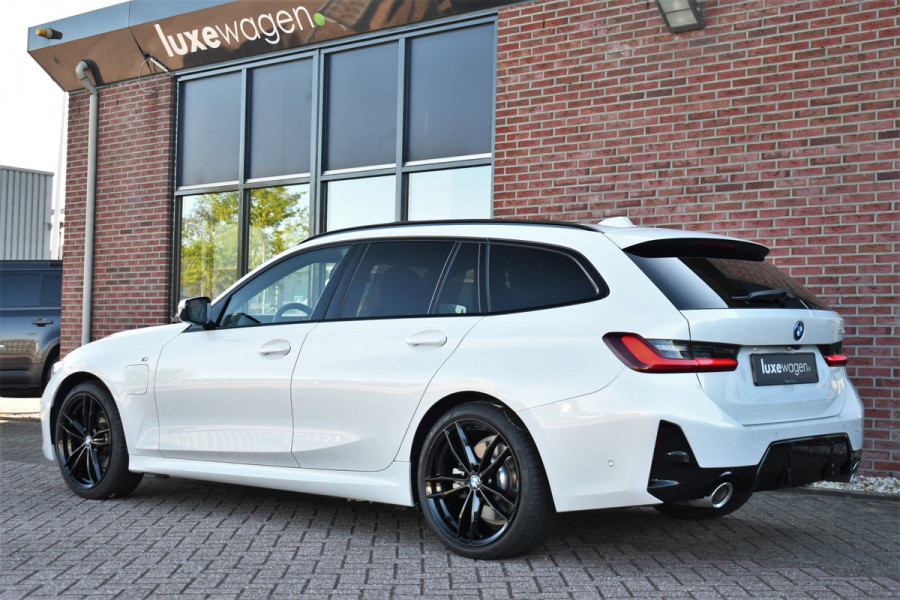 BMW 3 Serie Touring 330e M-Sport Pano ACC Trekh HUD El-zetel 19inch Adp-onderstel