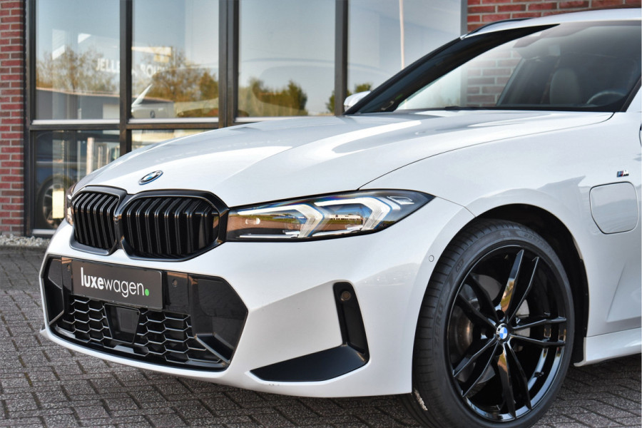 BMW 3 Serie Touring 330e M-Sport Pano ACC Trekh HUD El-zetel 19inch Adp-onderstel