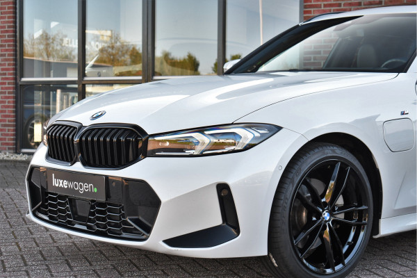 BMW 3 Serie Touring 330e M-Sport Pano ACC Trekh HUD El-zetel 19inch Adp-onderstel