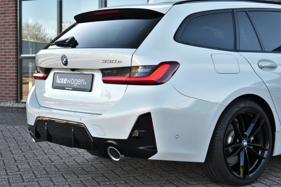 BMW 3 Serie Touring 330e M-Sport Pano ACC Trekh HUD El-zetel 19inch Adp-onderstel