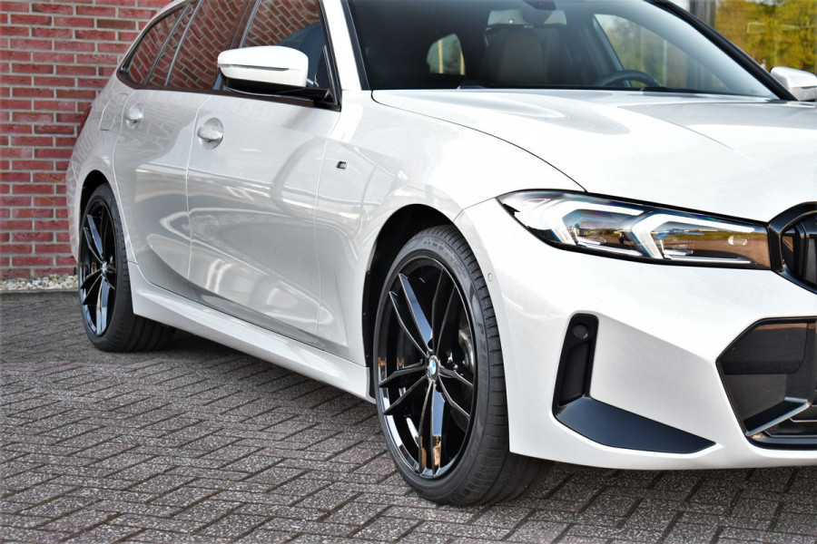 BMW 3 Serie Touring 330e M-Sport Pano ACC Trekh HUD El-zetel 19inch Adp-onderstel