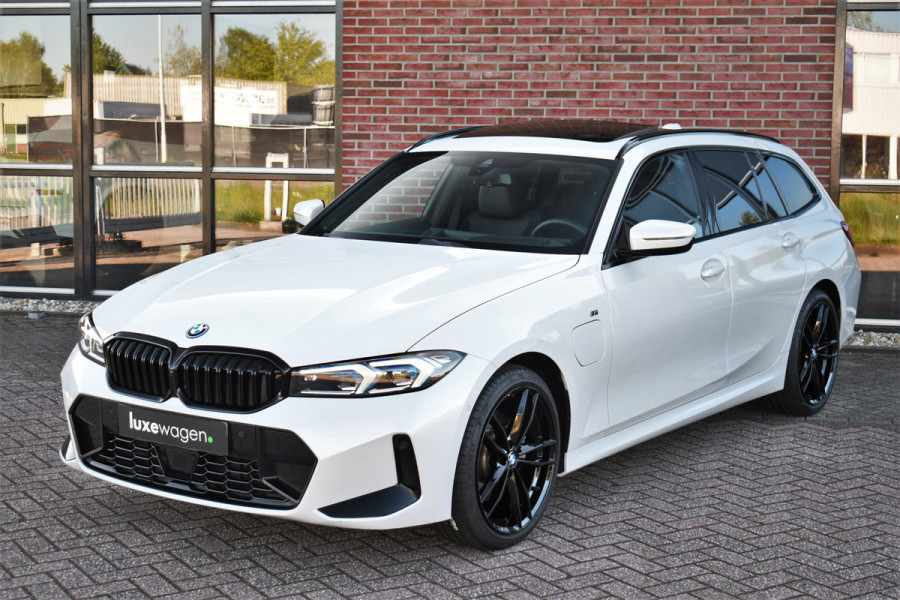 BMW 3 Serie Touring 330e M-Sport Pano ACC Trekh HUD El-zetel 19inch Adp-onderstel