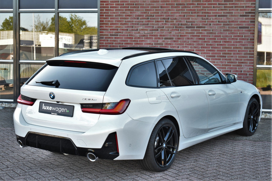BMW 3 Serie Touring 330e M-Sport Pano ACC Trekh HUD El-zetel 19inch Adp-onderstel