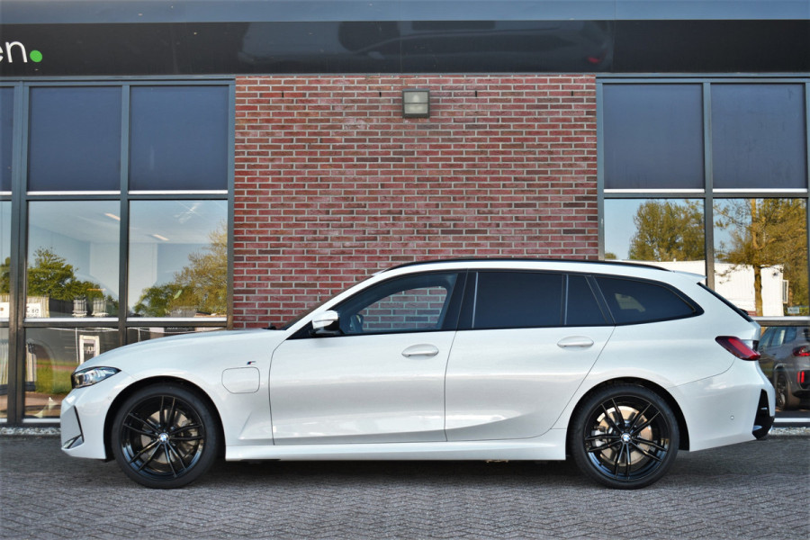 BMW 3 Serie Touring 330e M-Sport Pano ACC Trekh HUD El-zetel 19inch Adp-onderstel
