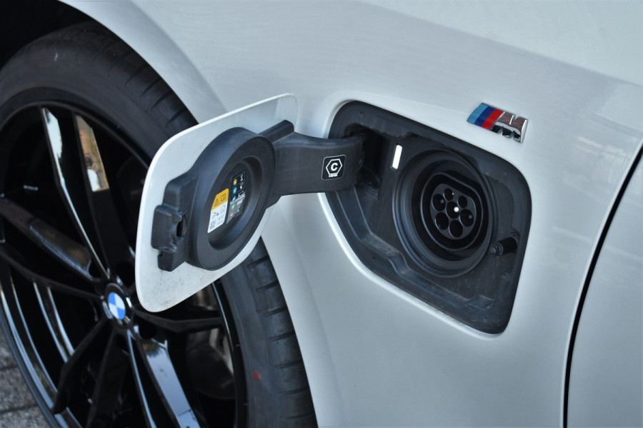 BMW 3 Serie Touring 330e M-Sport Pano ACC Trekh HUD El-zetel 19inch Adp-onderstel