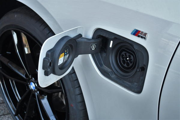 BMW 3 Serie Touring 330e M-Sport Pano ACC Trekh HUD El-zetel 19inch Adp-onderstel