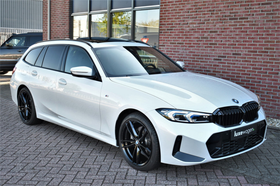 BMW 3 Serie Touring 330e M-Sport Pano ACC Trekh HUD El-zetel 19inch Adp-onderstel