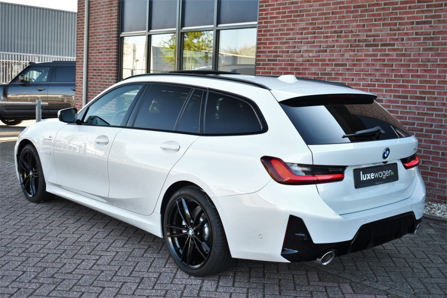 BMW 3 Serie Touring 330e M-Sport Pano ACC Trekh HUD El-zetel 19inch Adp-onderstel