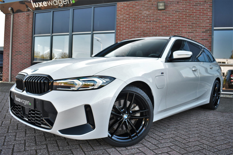 BMW 3 Serie Touring 330e M-Sport Pano ACC Trekh HUD El-zetel 19inch Adp-onderstel