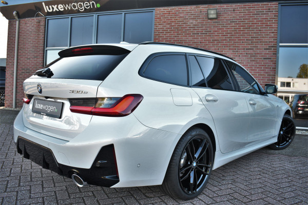 BMW 3 Serie Touring 330e M-Sport Pano ACC Trekh HUD El-zetel 19inch Adp-onderstel