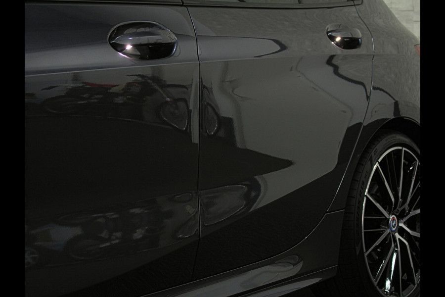 BMW 1-serie M-Sport Plus 50 Jahre | Live Cockpit Pro | Headup | Navi Prof. | Stoelverw. | H-Leder | Camera | Crystal Pook |  Ambiente Led | Carplay | 19" | Lane Assist | Pr. Glas.| Rijklaarprijs Incl. Gr. Onderhoud |10-2021.