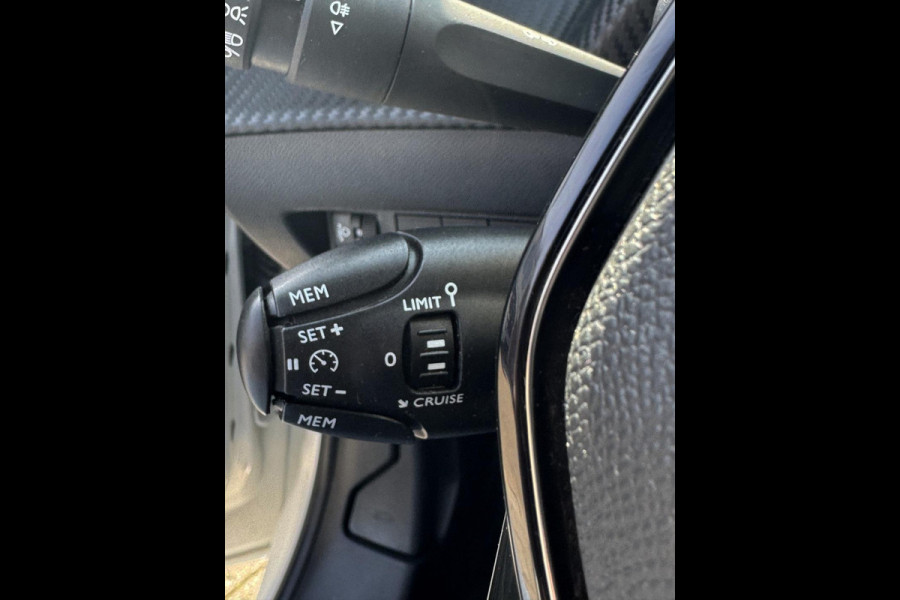 Peugeot 208 1.2 PureTech OUTLAW Edition - Apple CarPlay / Navigatie I Airco I LED I PDC I 68.000 KM -Dealer onderhouden