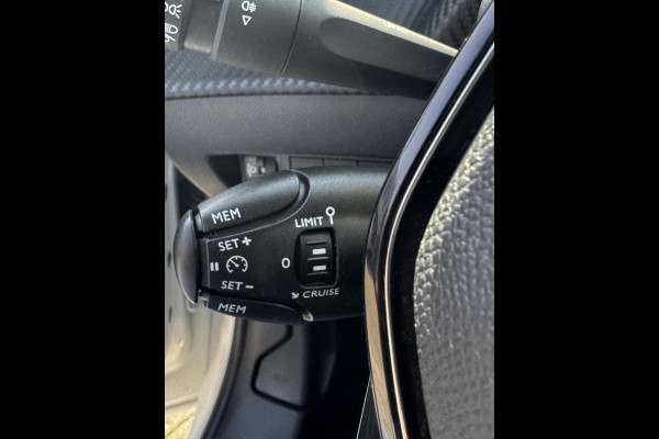 Peugeot 208 1.2 PureTech OUTLAW Edition - Apple CarPlay / Navigatie I Airco I LED I PDC I 68.000 KM -Dealer onderhouden