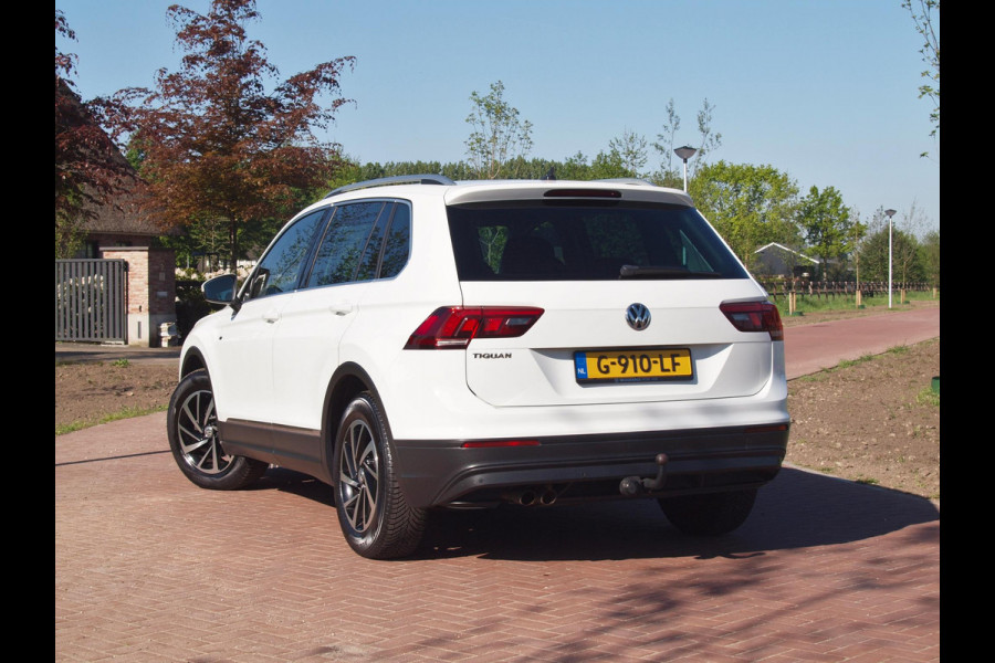 Volkswagen Tiguan 1.5 TSI ACT Highline | Apple Carplay | Led koplampen | Automaat | Trekhaak | Parkeersensoren |