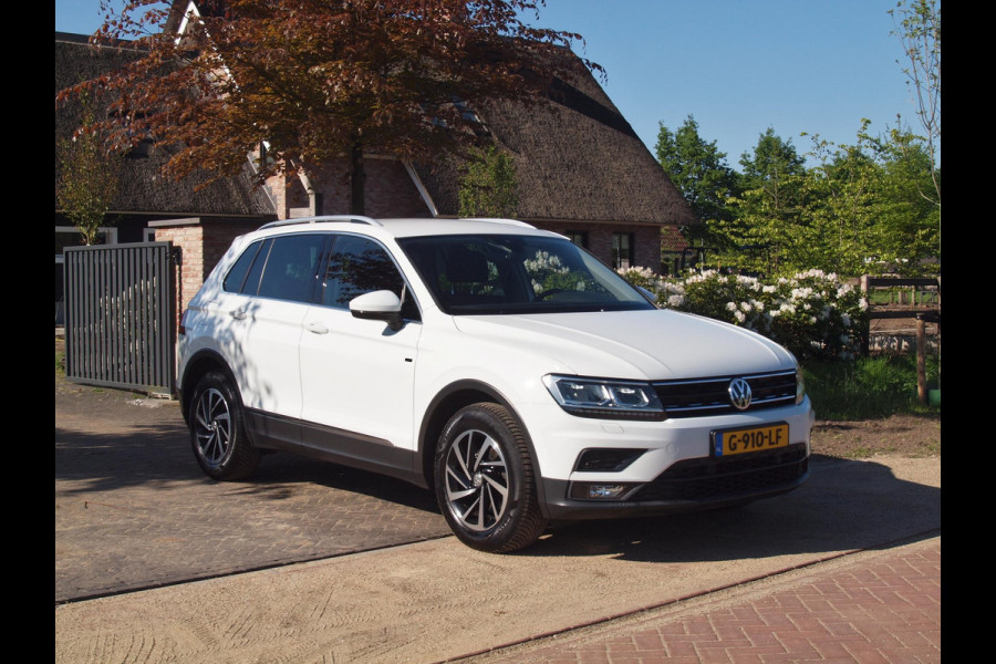 Volkswagen Tiguan 1.5 TSI ACT Highline | Apple Carplay | Led koplampen | Automaat | Trekhaak | Parkeersensoren |