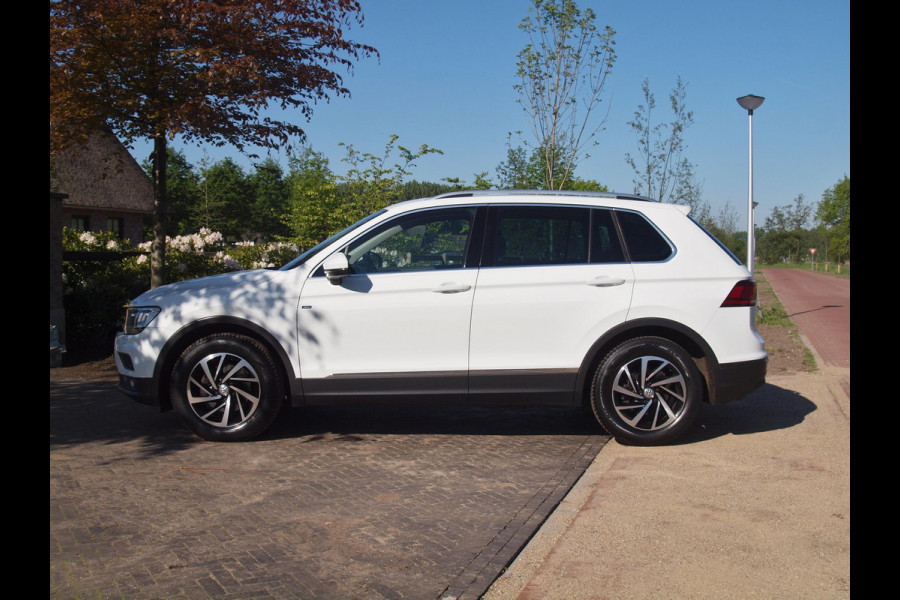 Volkswagen Tiguan 1.5 TSI ACT Highline | Apple Carplay | Led koplampen | Automaat | Trekhaak | Parkeersensoren |