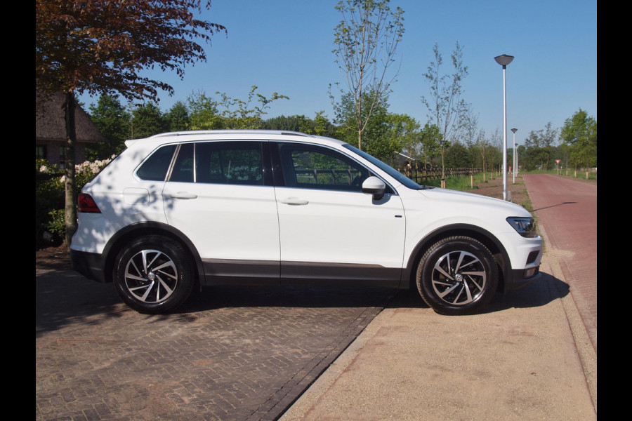 Volkswagen Tiguan 1.5 TSI ACT Highline | Apple Carplay | Led koplampen | Automaat | Trekhaak | Parkeersensoren |