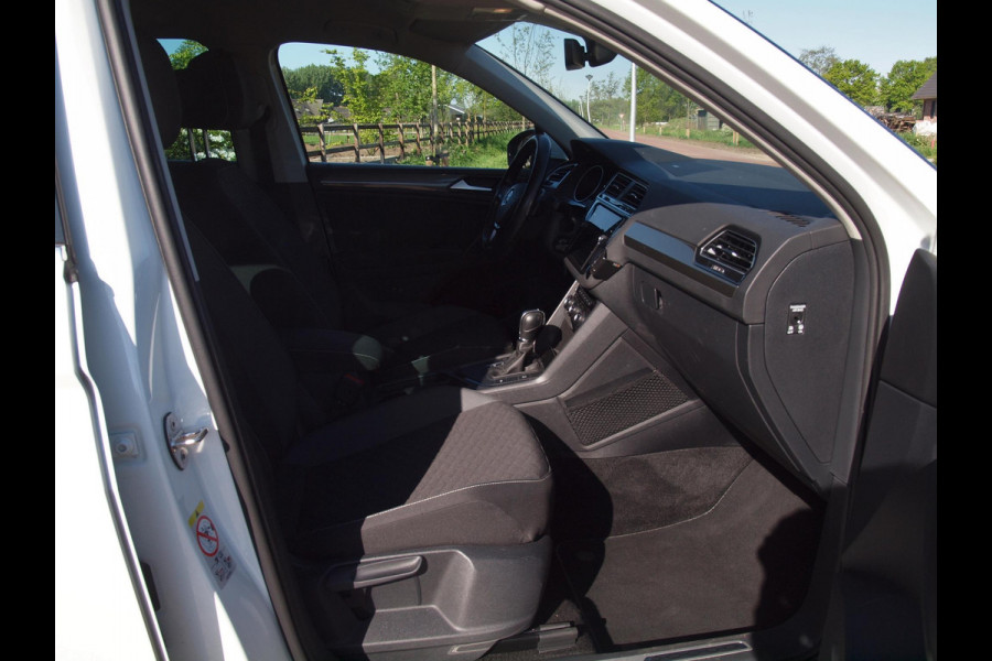 Volkswagen Tiguan 1.5 TSI ACT Highline | Apple Carplay | Led koplampen | Automaat | Trekhaak | Parkeersensoren |