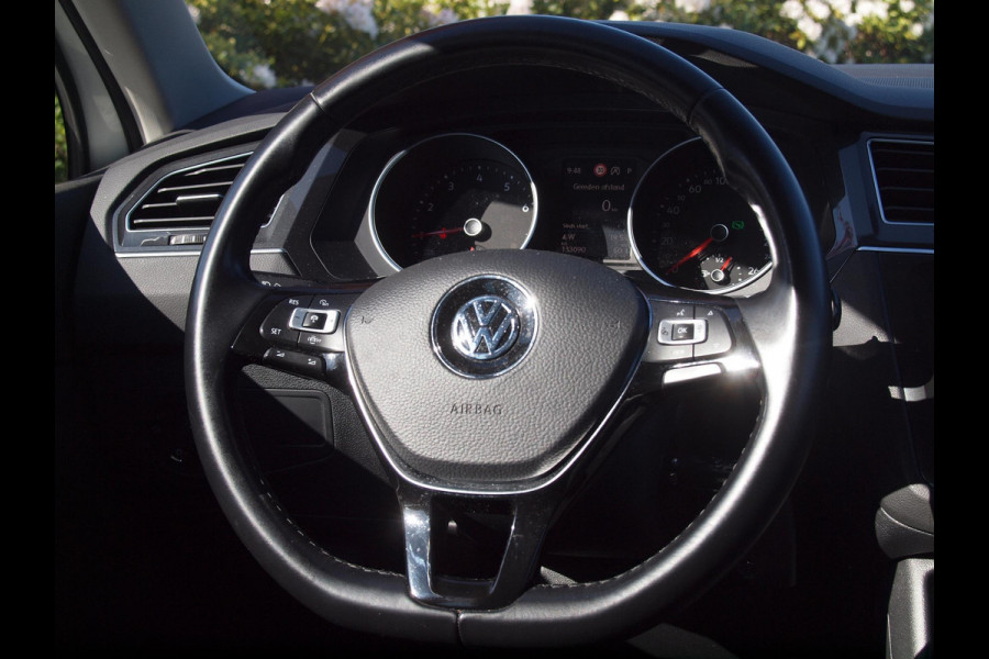 Volkswagen Tiguan 1.5 TSI ACT Highline | Apple Carplay | Led koplampen | Automaat | Trekhaak | Parkeersensoren |