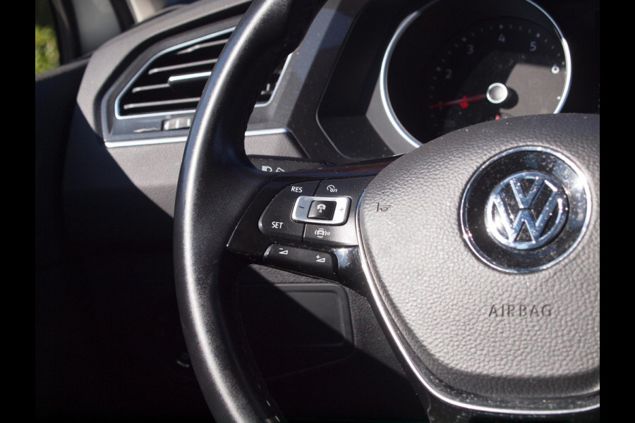 Volkswagen Tiguan 1.5 TSI ACT Highline | Apple Carplay | Led koplampen | Automaat | Trekhaak | Parkeersensoren |