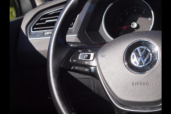 Volkswagen Tiguan 1.5 TSI ACT Highline | Apple Carplay | Led koplampen | Automaat | Trekhaak | Parkeersensoren |