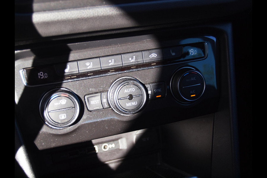 Volkswagen Tiguan 1.5 TSI ACT Highline | Apple Carplay | Led koplampen | Automaat | Trekhaak | Parkeersensoren |