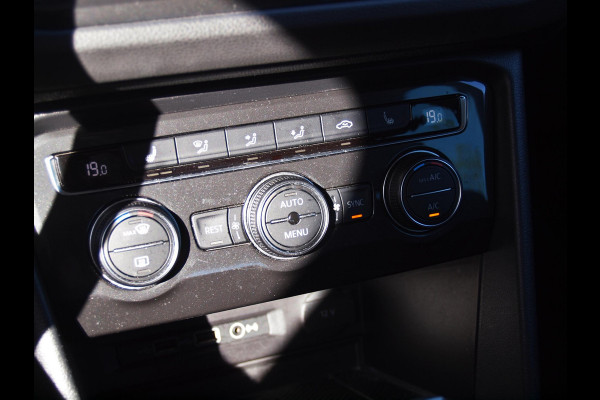 Volkswagen Tiguan 1.5 TSI ACT Highline | Apple Carplay | Led koplampen | Automaat | Trekhaak | Parkeersensoren |