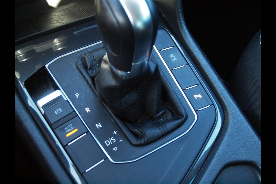 Volkswagen Tiguan 1.5 TSI ACT Highline | Apple Carplay | Led koplampen | Automaat | Trekhaak | Parkeersensoren |