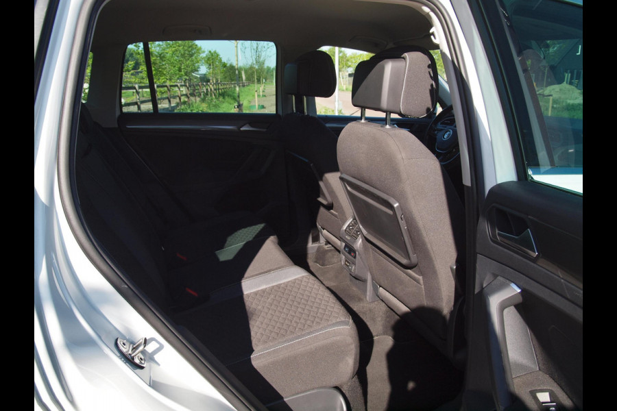 Volkswagen Tiguan 1.5 TSI ACT Highline | Apple Carplay | Led koplampen | Automaat | Trekhaak | Parkeersensoren |